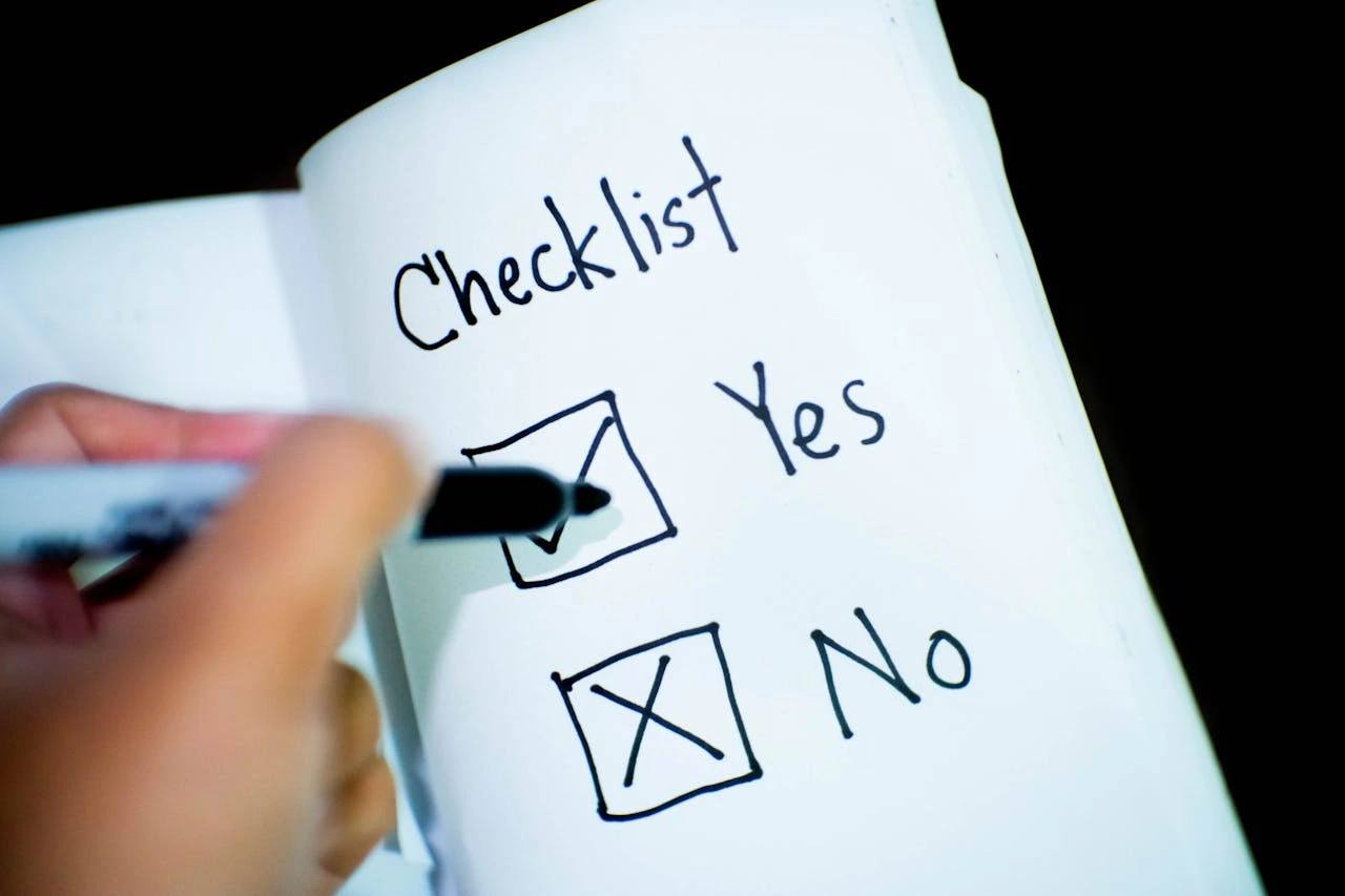 Checklist graphic for choosing an n8n automation agency